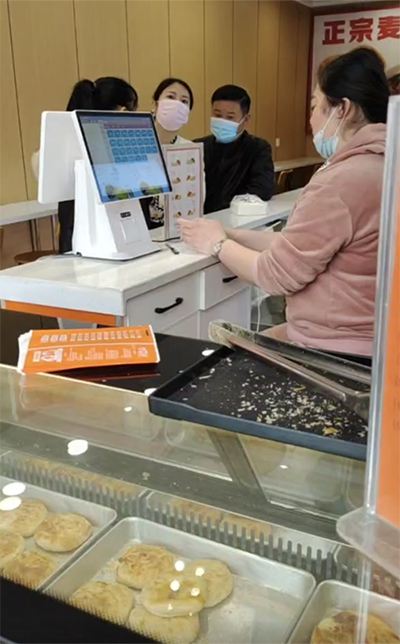 2022年3月6日，几批客户一起看店试吃中……(图3)